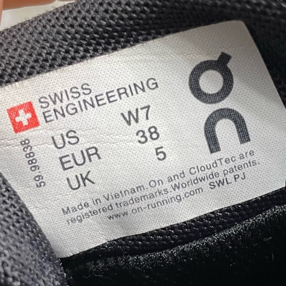 ON Cloud 5 Waterproof Running Shoe (Women) ALL BLACK SIZE 7 (59.98838) - Picture 2 of 12